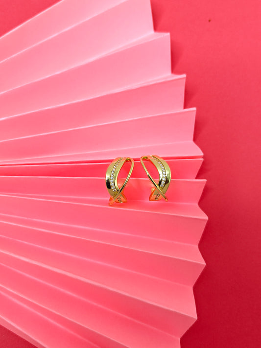 Gold Twist Elegance Huggie