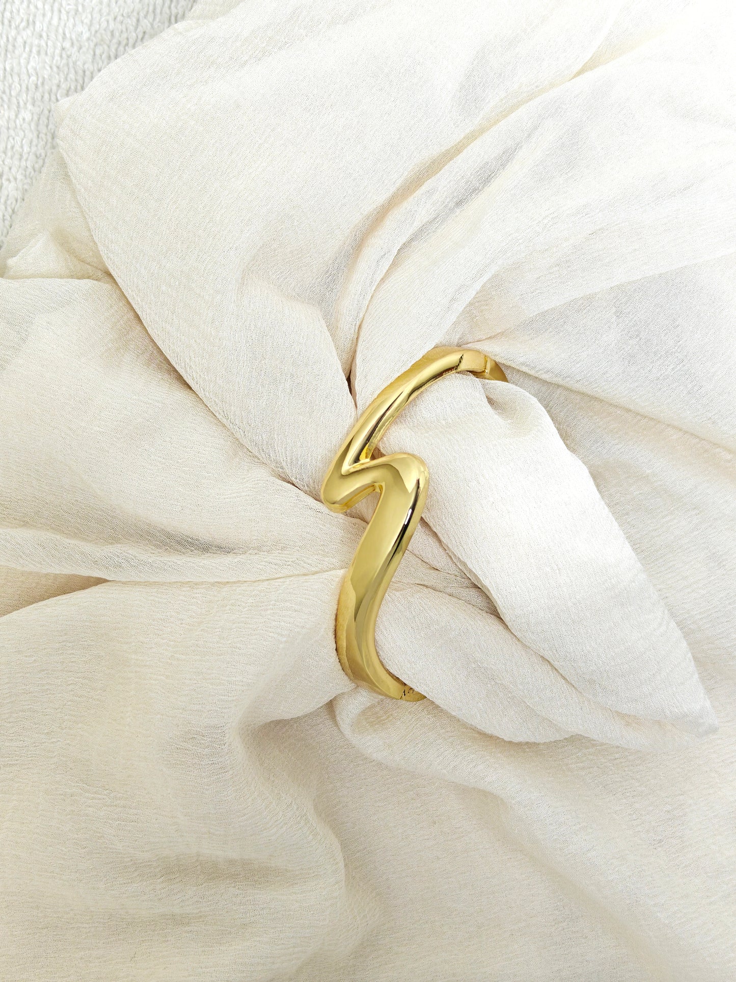Soft Zigzag Wave Gold Bangle